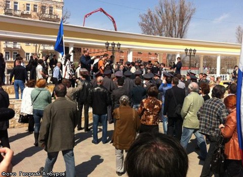 Митинги в Астрахани за и против Олега Шеина