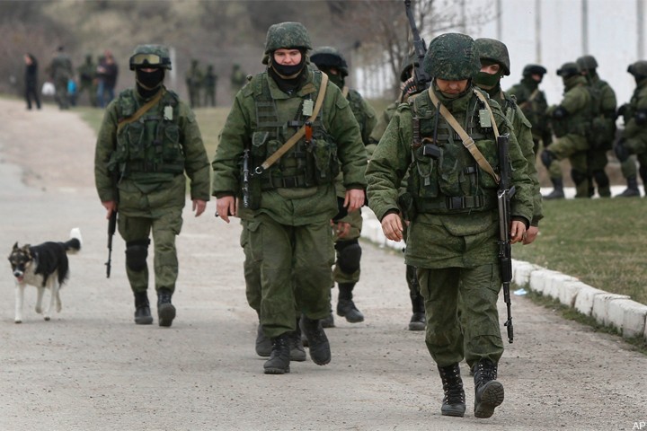Военные из сил самообороны в Крыму утверждают, что прибыли из России