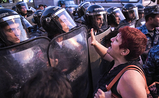 Столкновения полиции и сторонников оппозиции в Ереване


