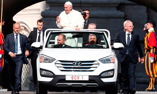 Новым автомобилем Папы Римского стал кабриолет Hyundai Santa Fe