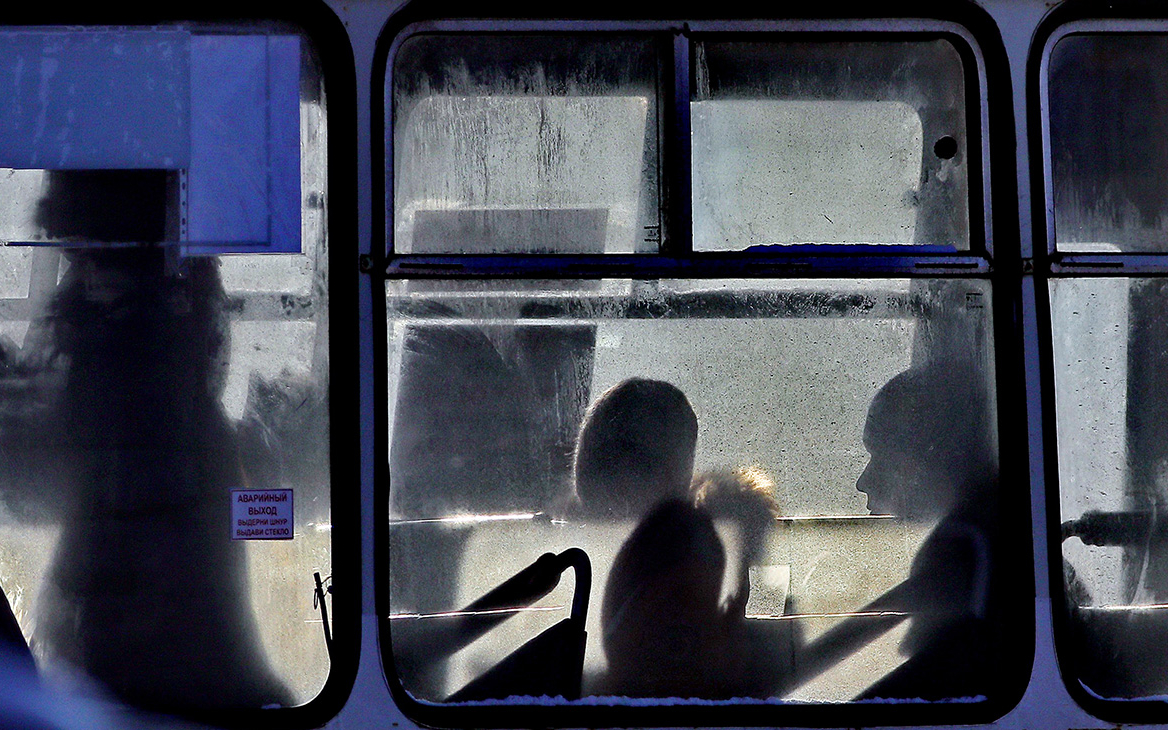 В окне автобуса поплыл. Дагестанец в автобусе в Москве. Метель из окна автобуса. Стеклопакет Автобусный. Стекла зимой в автобусе.
