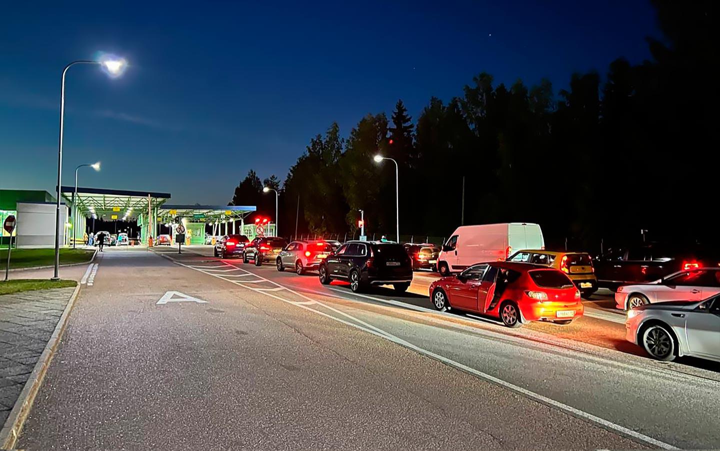 Очередь из автомобилей на границе России с Финляндией возле многостороннего автомобильного пункта пропуска (МАПП) &laquo;Брусничное&raquo;