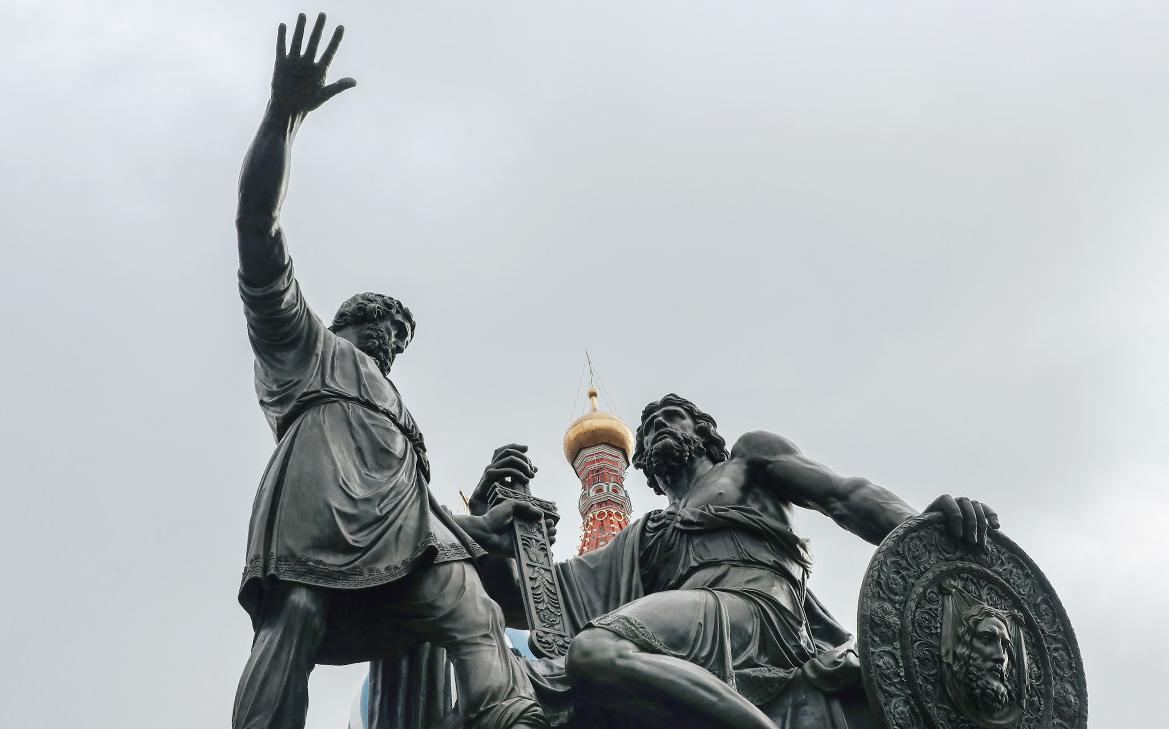 В Москве задержали женщину за надпись «ГУР» на памятнике Минину