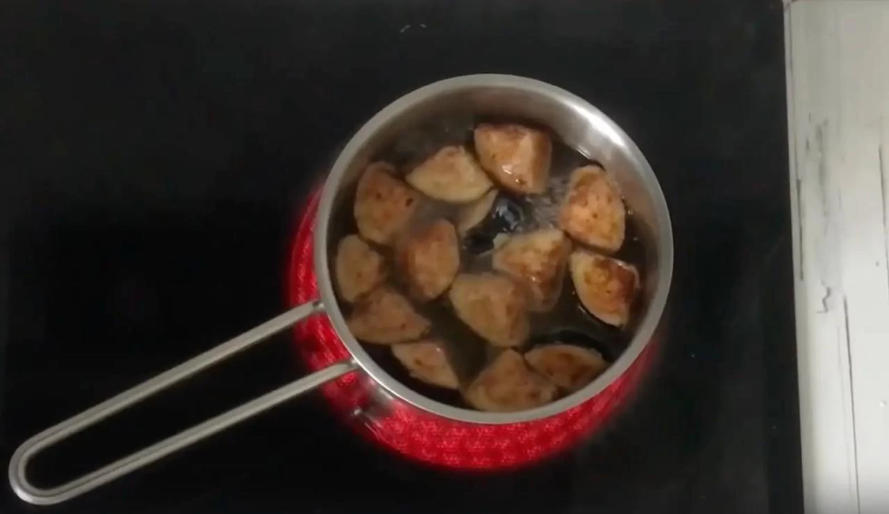 Положите баклажаны в горячее масло