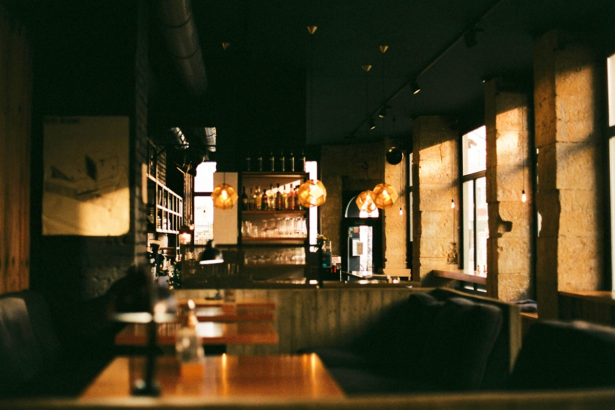 Бетон вместо паркета: почему ugly dining стал мощным трендом