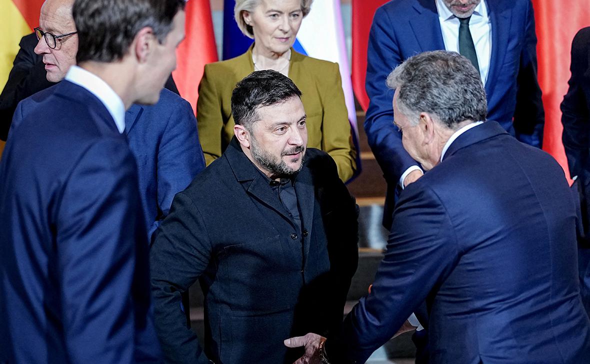 Владимир Зеленский (в центре)