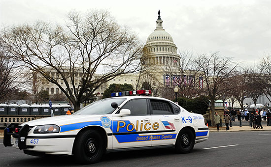 Полицейская машина рядом со зданием конгресса США. Архивное фото.