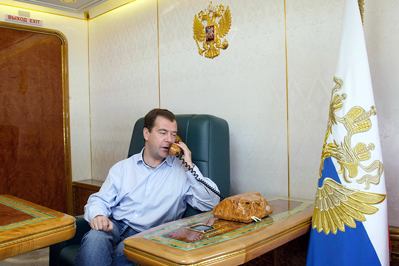 Бывший президент, а ныне премьер Дмитрий Медведев в самолете Ил-96-300