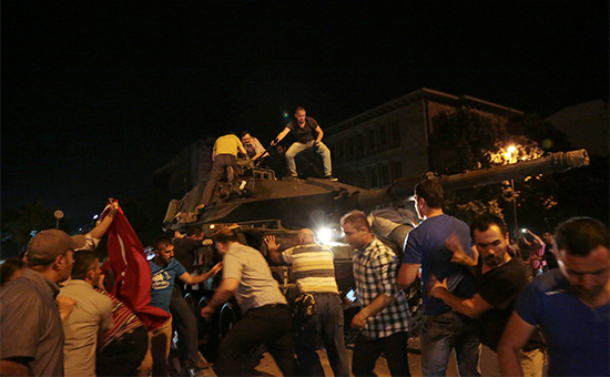 Люди на улице в&nbsp;Анкаре пытаются задержать танк. 15 июля 2016 года




