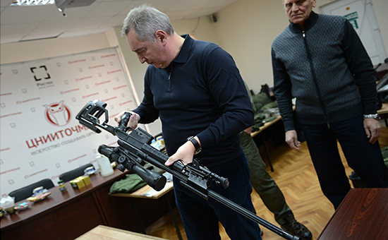 Вице-премьер РФ Дмитрий Рогозин осматривает снайперский комплекс &laquo;Точность&raquo; во&nbsp;время посещения ЦНИИТОЧМАШа


