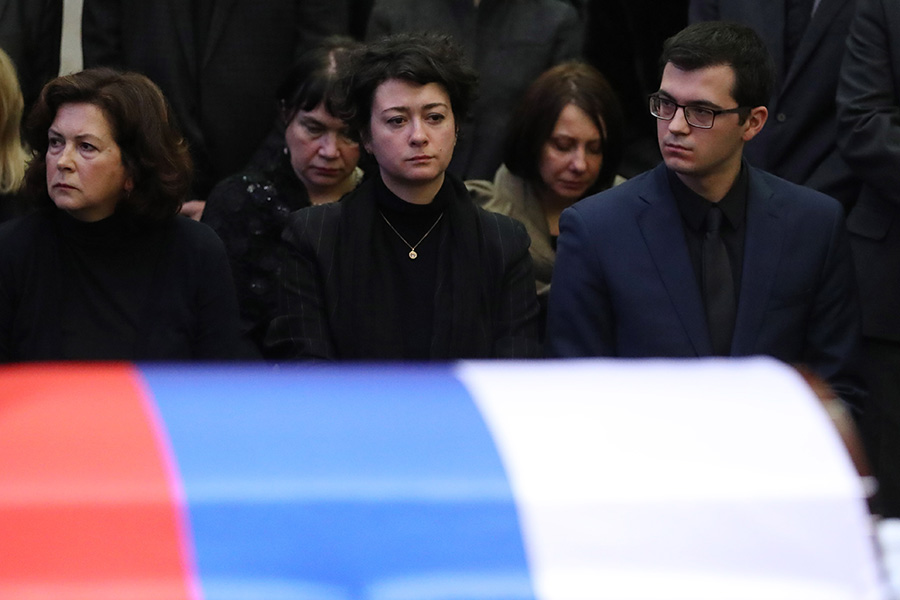 Вдова Чуркина Ирина, его дочь Анастасия и&nbsp;сын Максим (слева направо) на&nbsp;церемонии прощания
