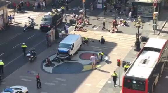 Очевидцы опубликовали видео с места теракта в Барселоне