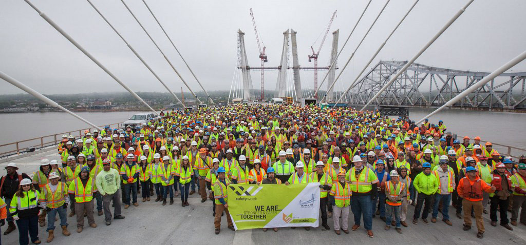 Строительством занимается фирма Tappan Zee Constructors. Возведение этого моста &mdash; самый масштабный инфраструктурный проект в США на данный момент, сообщил новостной портал Top News Now