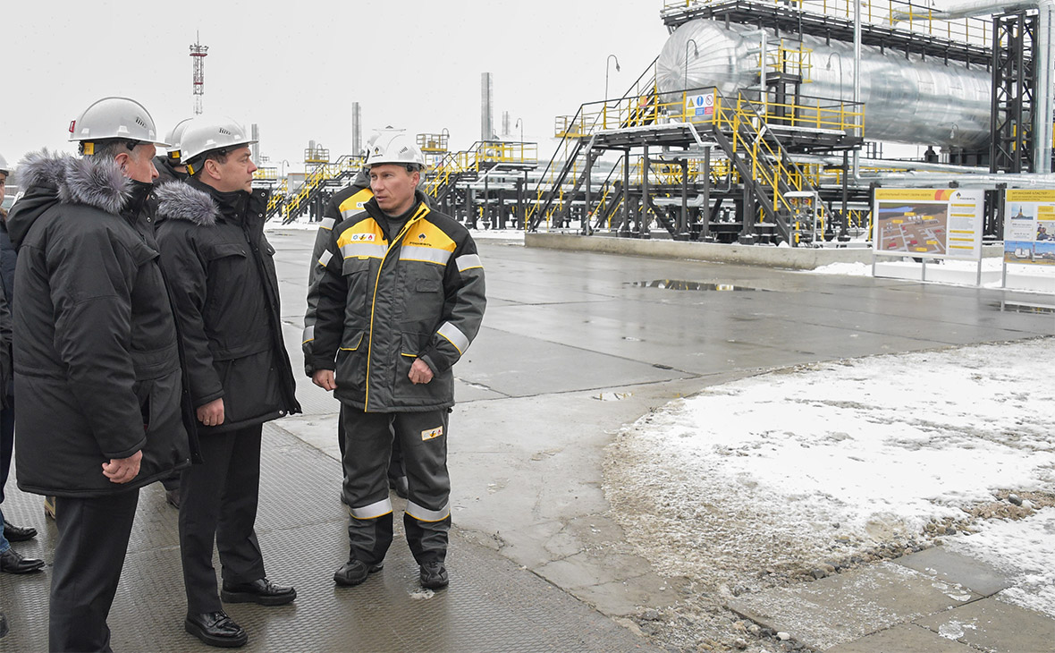 Игорь Сечин и Дмитрий Медведев (слева направо) во время посещения технологических объектов центрального пункта сбора нефти на Кондинском нефтяном месторождении