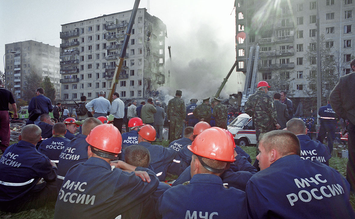 Спасатели на&nbsp;​месте взрыва в жилом доме на улице Гурьянова в Москве. 1999 год