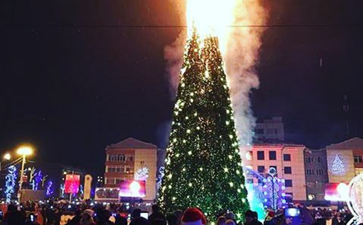 В Южно-Сахалинске под музыку в новогоднюю ночь сгорела главная елка — РБК