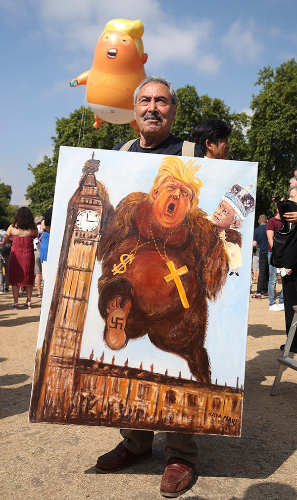 Художник Кайя Мар с картиной, изображающей президента США и королеву Великобритании
