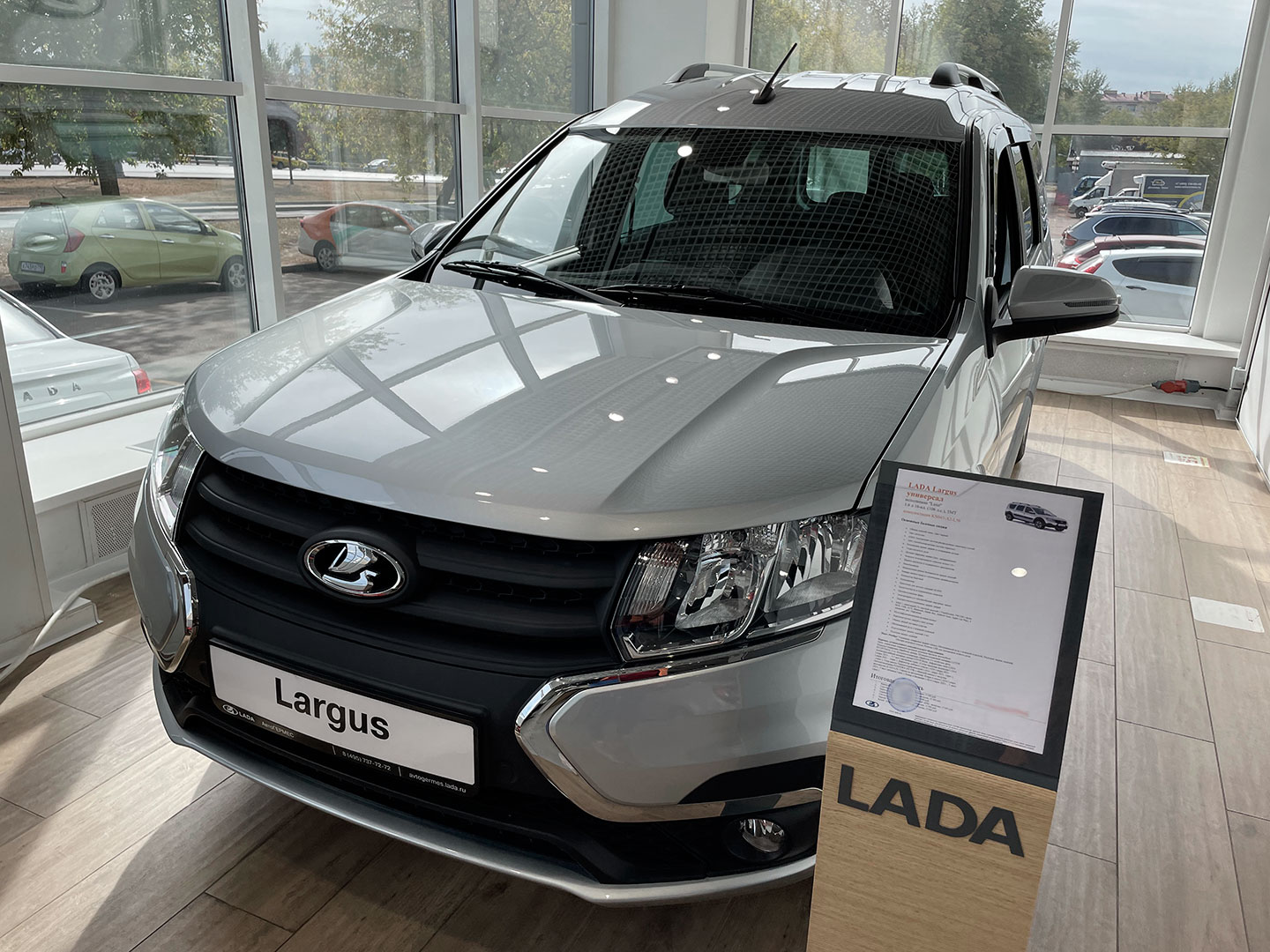 Lada Largus универсал в одной из комплектаций стоит 1,935 млн руб. В списке опций есть ковры в салон и в багажник, дефлектор лобового стекла, шумопоглощающая обработка, защитная сетка радиатора и другое оборудование