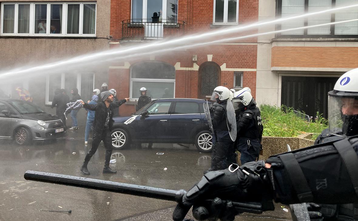 Полиция применила водометы на акции у посольства Израиля в Брюсселе