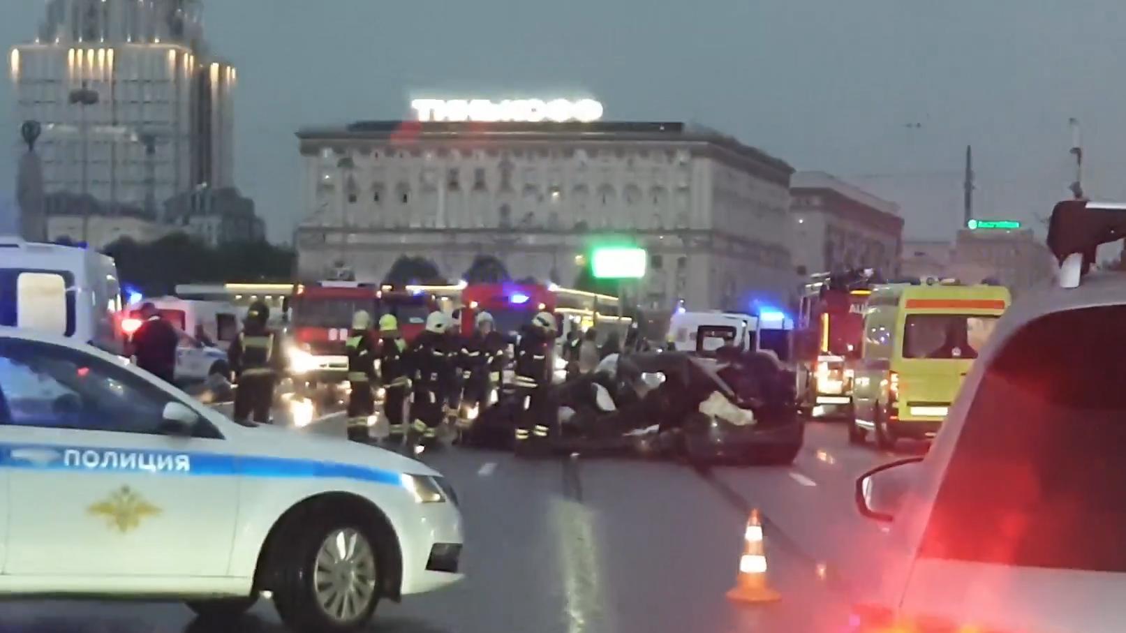 Водитель Tesla погиб в массовом ДТП на Кутузовском проспекте в Москве