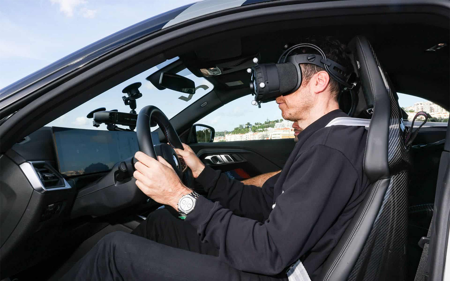 Автомобиль&nbsp;BMW с VR-гарнитурой