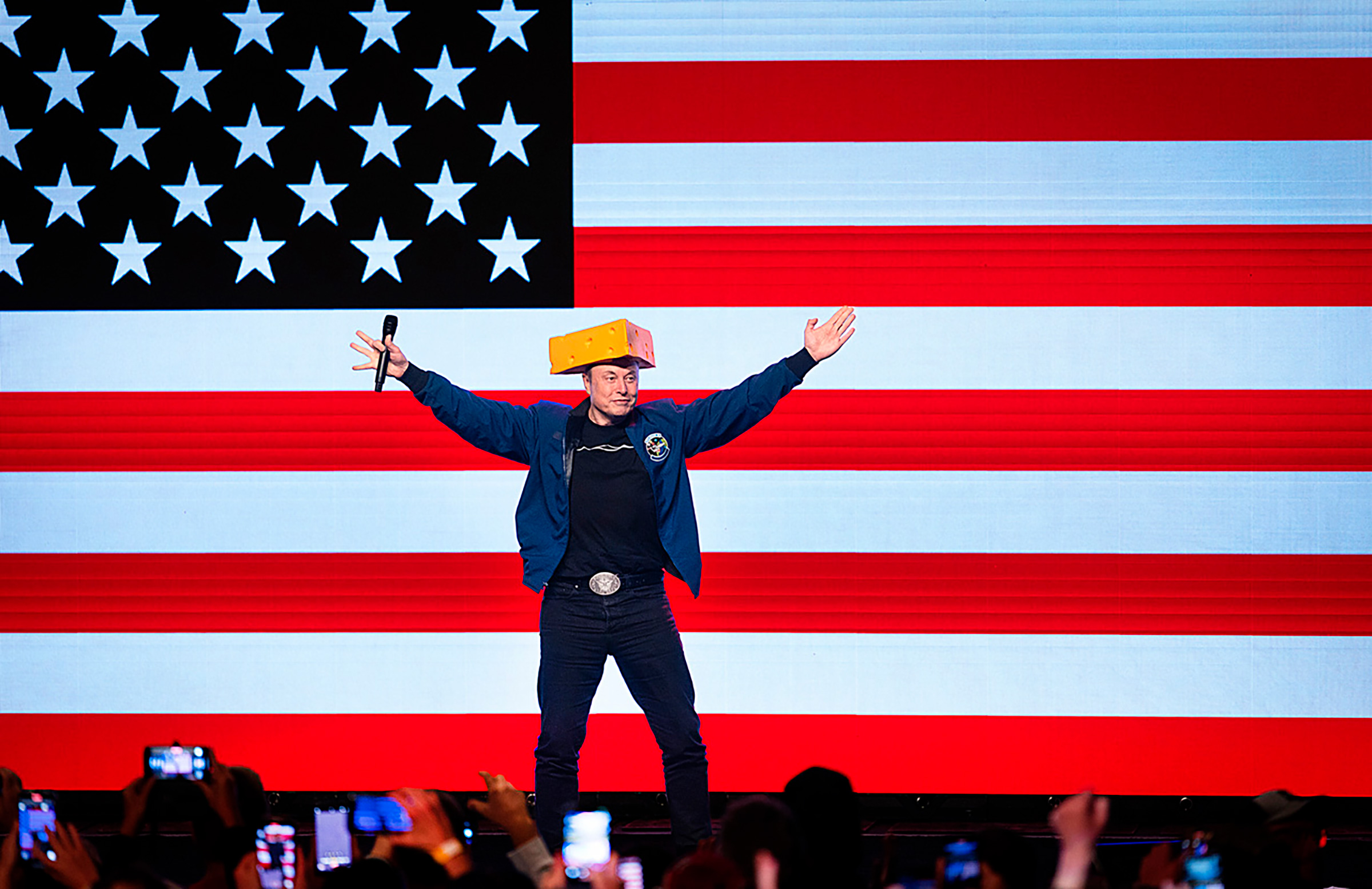 Маск, помимо постов в Х, запомнился яркими появлениями на мероприятиях. В первый крупный скандал он попал еще в день инаугурации Трампа&nbsp;&mdash; дважды показал жест, схожий с традиционным фашистским приветствием (демонстрация этого жеста в ряде стран, в том числе и в России, запрещена).

А в конце марта он появился на мероприятии Американского политического общества America PAC в шляпе в форме отрезанного кусочка сыра. После аплодисментов он спросил у присутствующих: &laquo;Как вам моя шляпа?&raquo;