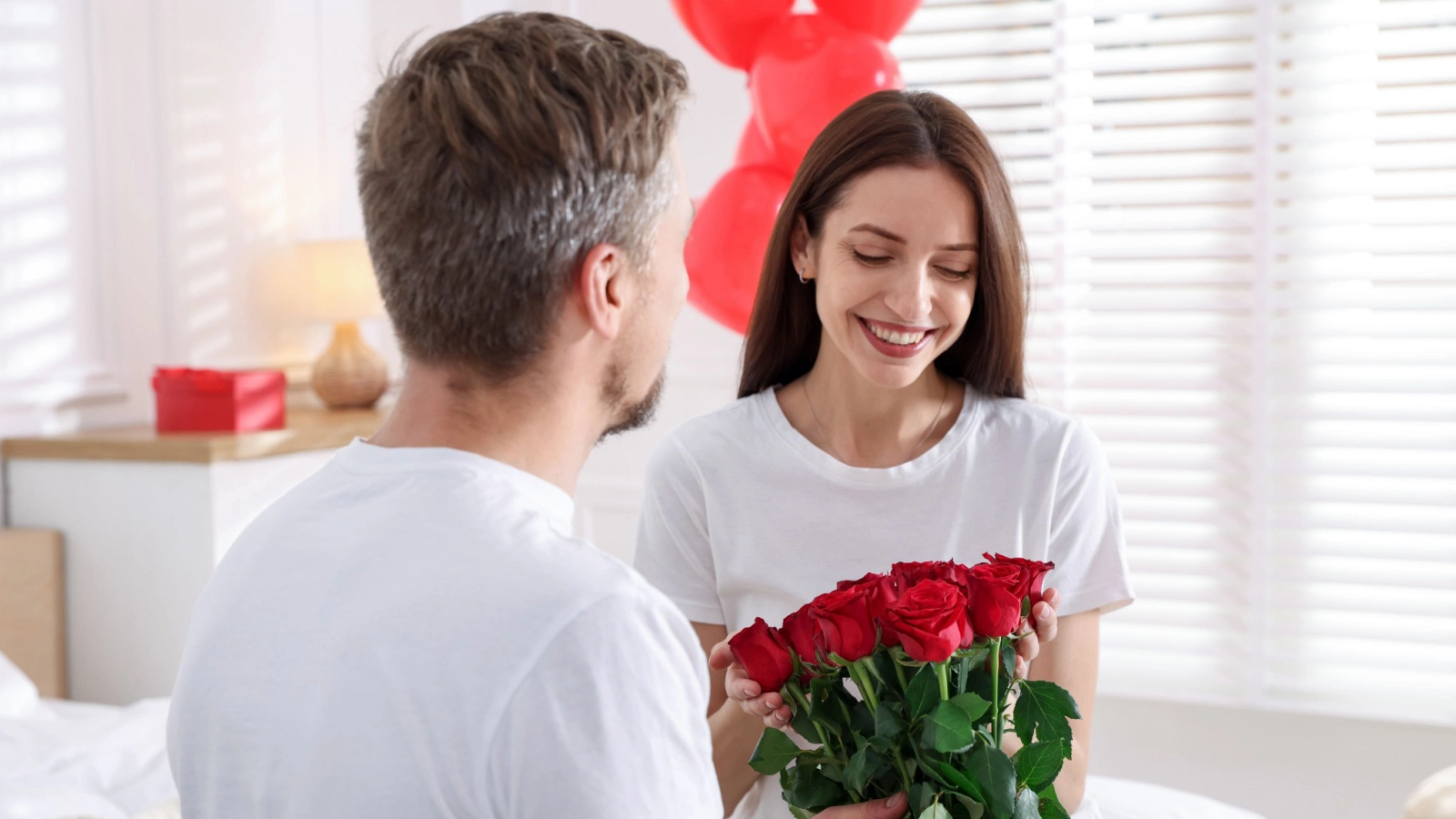 В День всех влюбленных можно пригласить вторую половинку на свидание или провести праздник дома
