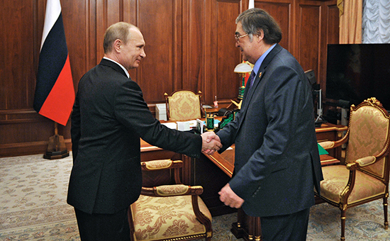 Президент России Владимир Путин (слева) и губернатор Кемеровской области Аман Тулеев во время встречи в Кремле