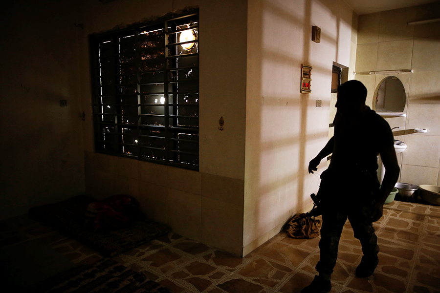 Солдат иракской армии в&nbsp;комнате, которая использовалась террористами как&nbsp;тюремная женская камера
