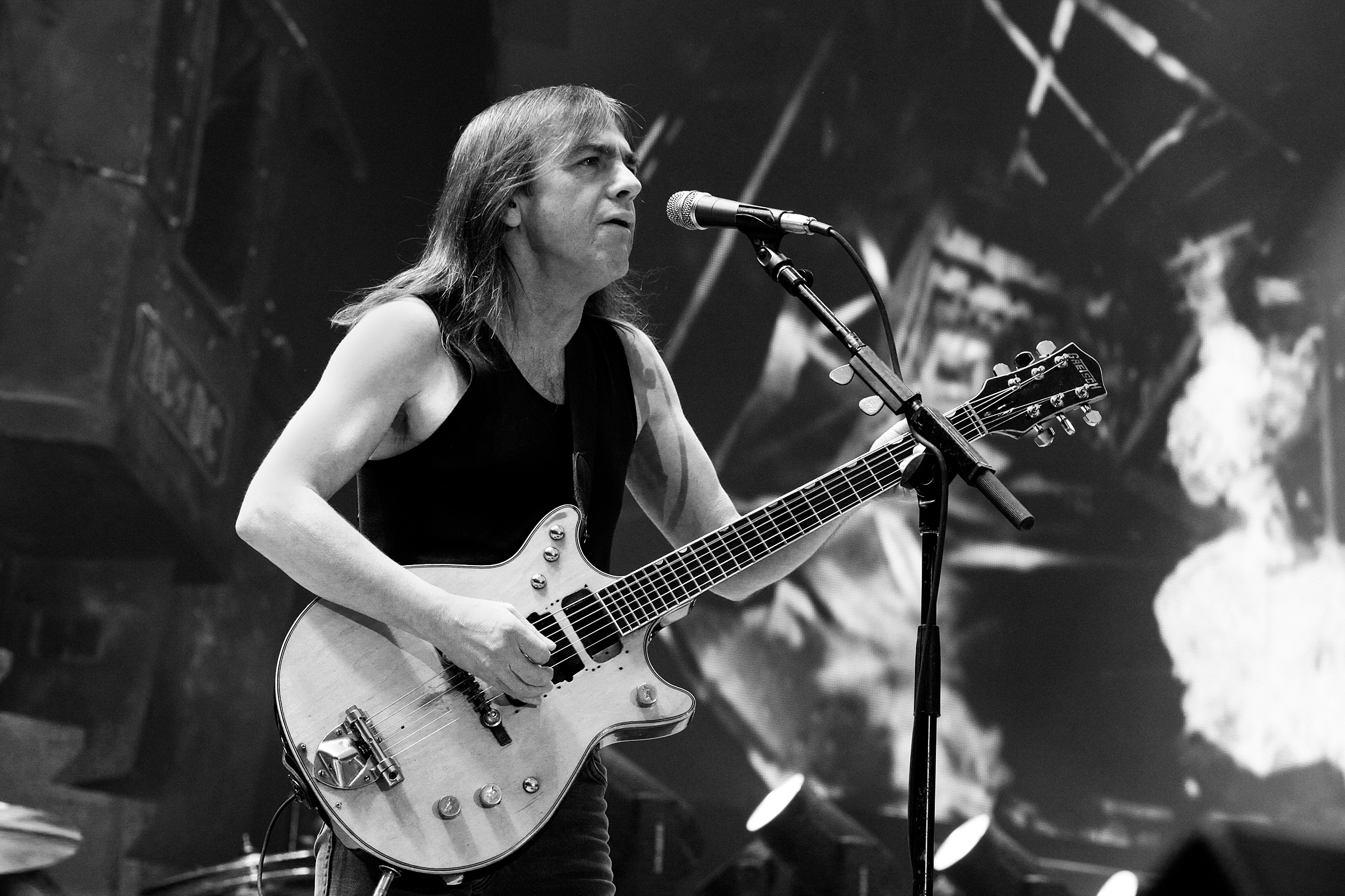 18 ноября умер один из основателей австралийской группы AC/DC Малькольм Янг. Гитаристу было 64 года, в последнее время он страдал от деменции.

Группу AC/DC Янг основал вместе со своим младшим братом Ангусом в 1973 году. Журнал Classic Rock в 2009 году включил их в список величайших гитаристов всех времен.
