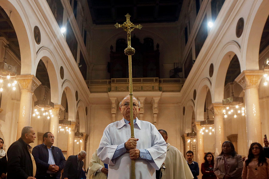 Священник проводит мессу в сочельник в римско-католической церкви Святого Иосифа в Каире
