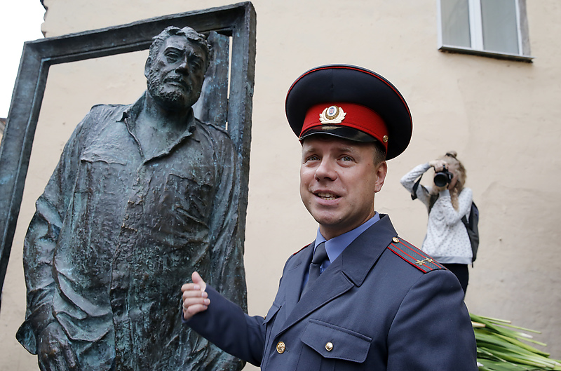 Актер в образе милиционера у памятника Сергею Довлатову&nbsp;