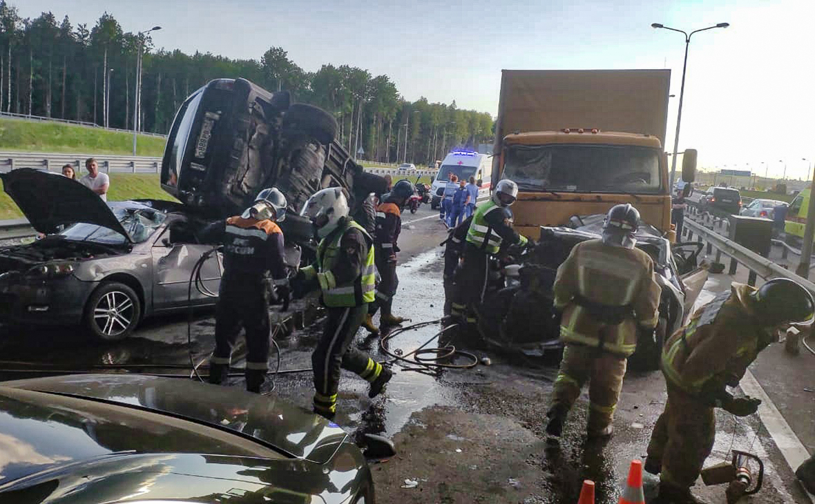 В массовой аварии на КАД в Петербурге погиб человек — РБК