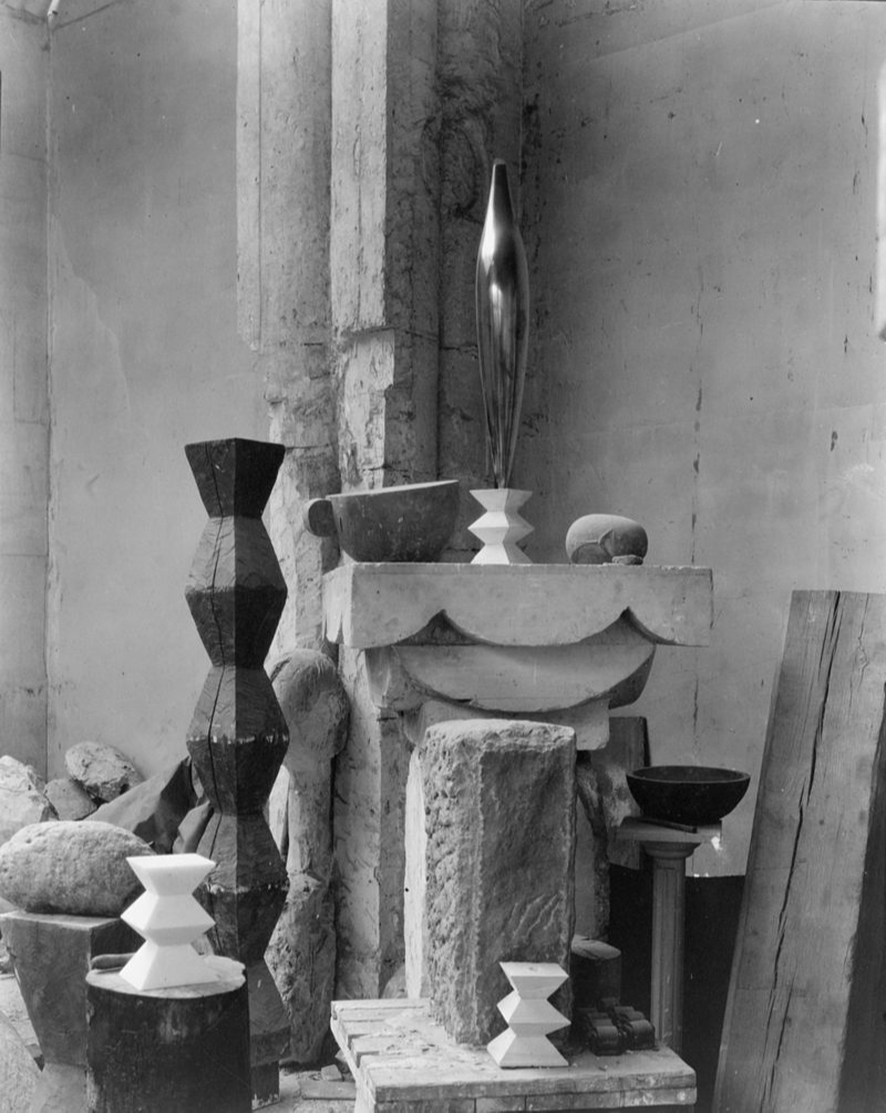 Мастерская Константина Бранкузи. Выше&nbsp;других стоит скульптура &laquo;Птица в пространстве&raquo;. Фото Эдварда Стайхена. 1920 год