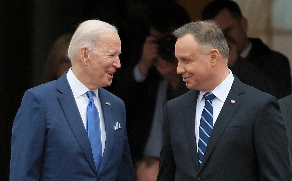 Президент Польши провел срочные переговоры с Байденом"/>













