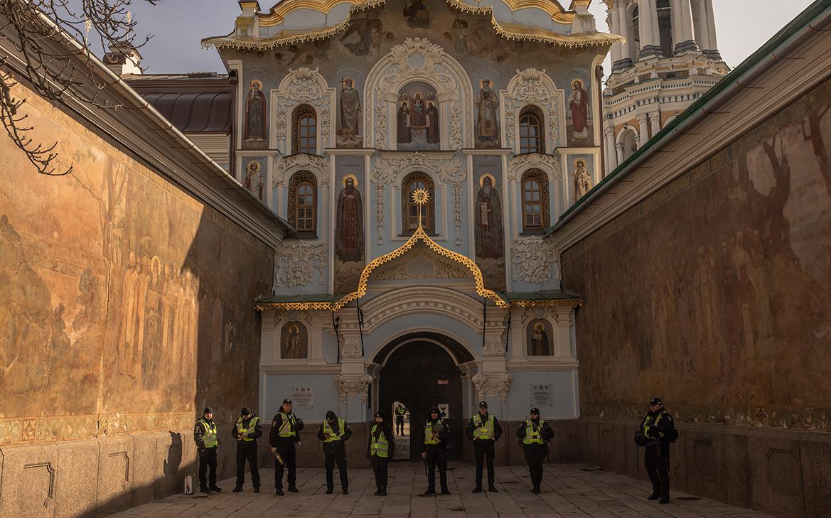 Монахам УПЦ дали три дня на уход из Киево-Печерской лавры