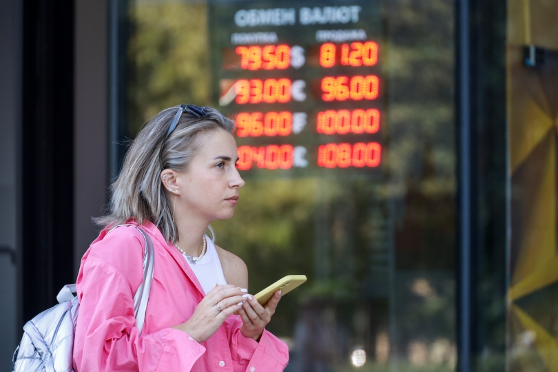 Россия. Москва. Девушка у пункта обмена валют на Большой Бронной улице