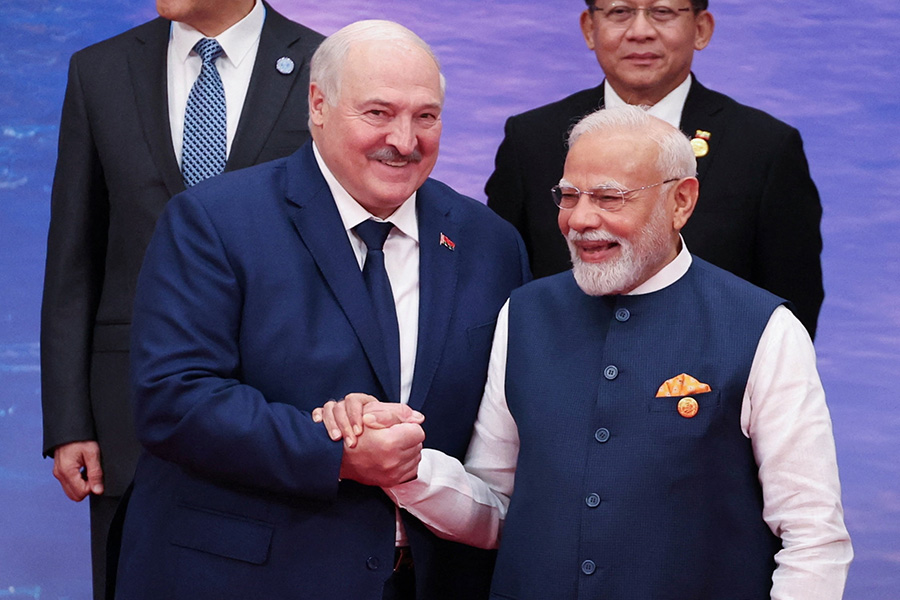 Президент Беларуси Александр Лукашенко пожимает руку премьер-министру Индии Нарендре Моди во время церемонии фотографирования на саммите ШОС.