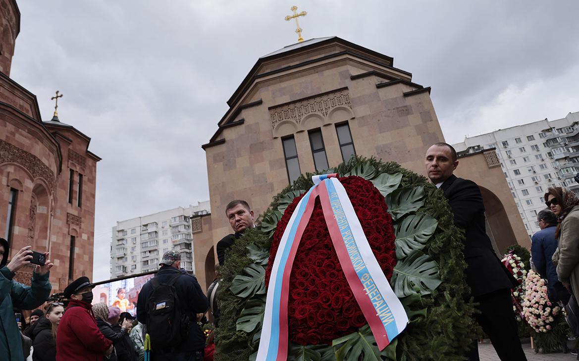 Путин направил венок на церемонию прощания с Тиграном Кеосаяном