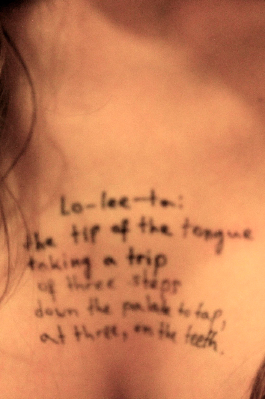 На теле неизвестной девушки написана цитата из &laquo;Лолиты&raquo; Владимира Набокова. Книга начинается так: &laquo;Лолита, свет моей жизни, огонь моих чресел. Грех мой, душа моя. Ло-ли-та: кончик языка совершает путь в три шажка вниз по нёбу, чтобы на третьем толкнуться о зубы. Ло. Ли. Та&raquo; (на фото&nbsp;&mdash; третье предложение).