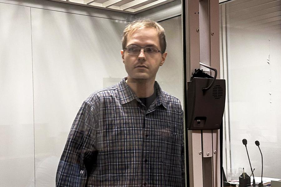 4 декабря Московский областной суд признал бывшего сотрудника Института общей физики РАН Артема Хорошилова виновным в совершении ряда особо тяжких преступлений &mdash; от государственной измены и атаки на критическую инфраструктуру до подготовки диверсии и незаконного изготовления взрывчатых веществ. Судья Роман Измайлов, более полугода рассматривавший уголовное дело, назначил ученому 21 год колонии строгого режима с отбыванием первых пяти лет в тюрьме с ограничением свободы на два года и&nbsp;штрафом 700 тыс. руб.

Особенность приговора в том, что больше 20 лет по делам о государственной измене в отношении деятелей науки до Хорошилова никто не получал. Государственное обвинение просило посадить ученого на 25 лет, а высшее образование и ученую степень рассматривало как обстоятельства, лишь усугубляющие вину.

Хорошилов обвинялся в том, что переводил деньги в украинский фонд &laquo;Вернись живым&raquo; (признан в России нежелательной организацией и запрещен), фонд Сергея Притулы, Минцифрразвития Украины, содействовал DDos-атаке на серверы &laquo;Почты России&raquo;, фотографировал участок железной дороги около оборонного предприятия в Подмосковье для выбора места установки взрывного устройства, а впоследствии &laquo;выразил готовность совершить диверсию&raquo;.

Хорошилов признался, что действительно переводил деньги на Украину, где у него проживают родственники, а остальные обвинения в свой адрес опровергал.