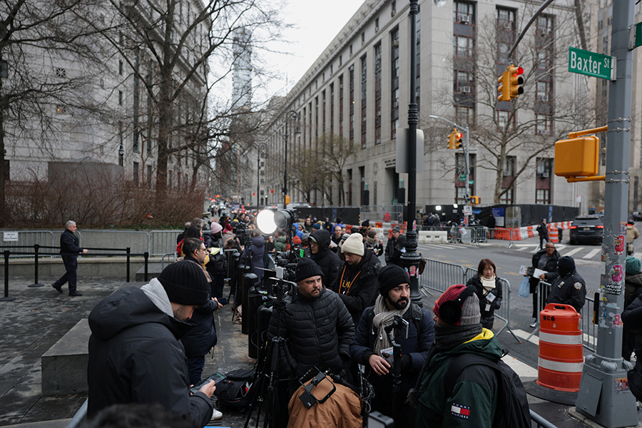 Судебное заседание началось в полдень по местному времени (20:00 мск).

Дело разбирал 92-летний судья Элвин Геллерштейн. В начале заседания он заявил, что его &laquo;работа&raquo; и &laquo;намерение&raquo;&nbsp;&mdash; обеспечить справедливое разбирательство и справедливый суд. Выступая, Мадуро заявил, что был похищен и считает себя невиновным. &laquo;Я порядочный человек&raquo;,&nbsp;&mdash; добавил президент. О своей невиновности также заявила Силия Флорес. Адвокаты обвиняемых заявили, что у Мадуро и его жены есть проблемы со здоровьем. Также Поллак поднял вопрос о законности ареста президента.

Судья объявил, что следующее заседание назначено на 17 марта, после чего предварительное слушание завершилось. Судебное разбирательство может занять более года, отмечала NYT.