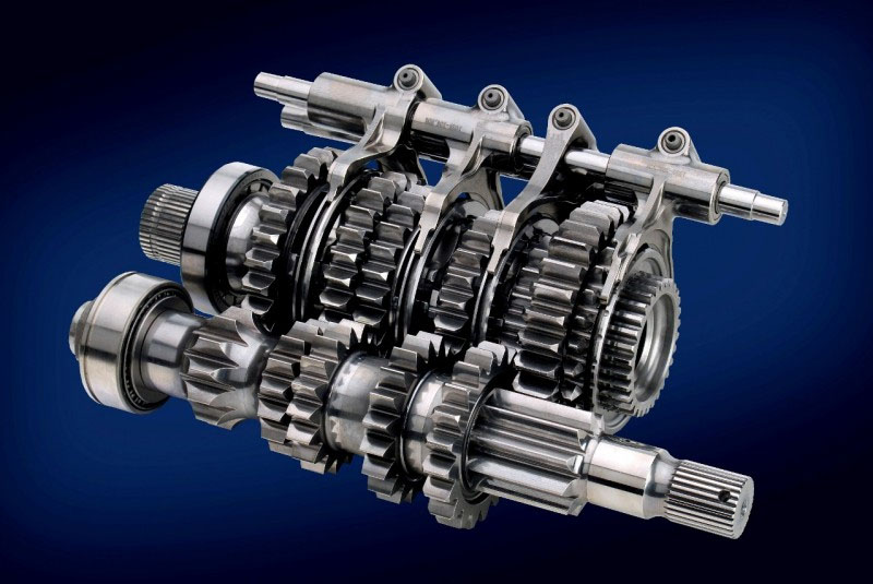 Особенность секвентальной коробки передач&nbsp;&mdash; использование прямозубых шестерен вместо косозубых, что позволяет уменьшить трение и повысить КПД