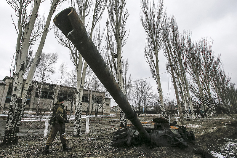 Ополченец в Углегорске, который формирования ДНР атаковали танками.