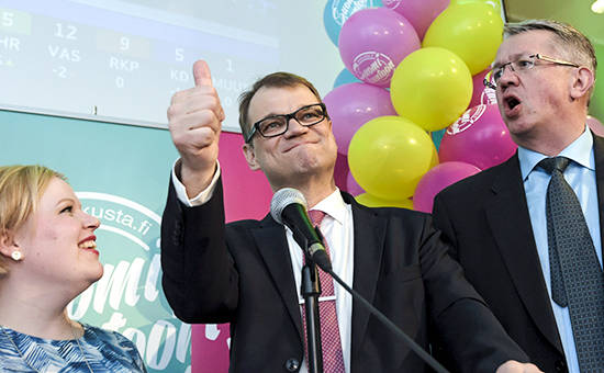 Лидер финской партии «Центр» Юха Сипила (в центре)