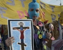 Художник, зашивший себе рот, сравнил панк-молебен Pussy Riot с поступком Христа