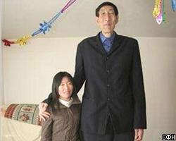 Самый высокий человек в мире нашел свою вторую половинку
