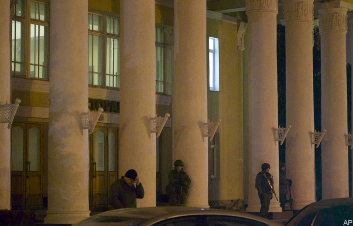 Неизвестные военные захватили аэропорт в Симферополе