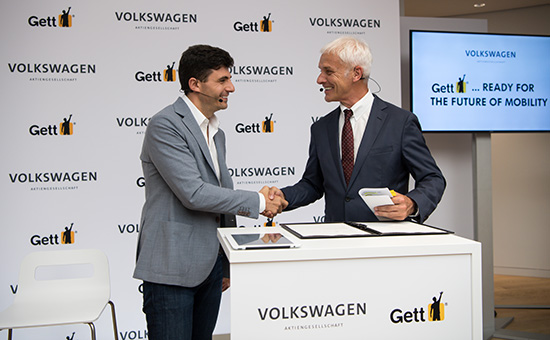 Создатель Gett Шахар Вайсер (слева) и исполнительный директор Volkswagen Маттиас Мюллер во время пресс-конференции 1 июня 2016 года


