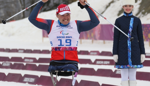 Ирек Зарипов празднует свое серебро в лыжной гонке.